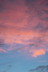 パステルカラーに染まった朝焼けの雲と空