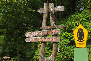 Nature reserve core zone Röhn mountains, guide post in Eisgraben to black moor (Schwarzes Moor), Rother Kuppe and Mountain Hillen (Hillenberg)