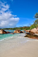 Einsamer Strand Praslin Seychellen Granitfelsen Palmen Puderzucker weißer Strand Anse