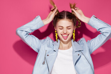 Naklejka premium attractive woman stylish clothes earrings jewelry glamor pink background