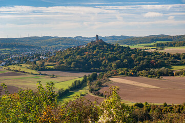Naklejka premium Landschaft mit Burg in Mittelhesssen