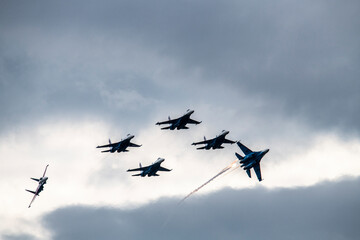demonstration flights of modern combat aircraft with the shooting of signal traps at the Max-21...