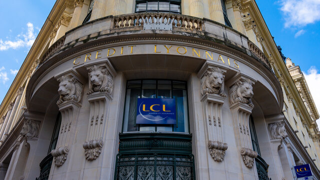 Paris, France - 29 juillet 2021: Détail de la façade de l'hôtel des Italiens, ancien siège central du Crédit Lyonnais (LCL)