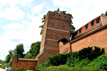 Krzywa wieża w Toruniu, zabytkowe mury miejskie