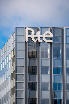 Puteaux, France - 29 juillet 2021: Vue ext&eacute;rieure du si&egrave;ge social de RTE (R&eacute;seau de transport d'&eacute;lectricit&eacute;), &agrave; Paris La D&eacute;fense. RTE g&egrave;re le r&eacute;seau public de transport d'&eacute;lectricit&eacute; en France