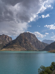 Obraz premium Scenic vertical landscape view of popular landmark Iskanderkul lake, Fann mountains, Sughd, Tajikistan