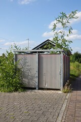 Obraz premium Weißenburg - Bahnhof - Schutz für Baum - Metallhütte