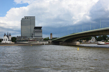 deutzer br&uuml;cke &uuml;ber rhein in k&ouml;ln, nrw , deutschland