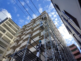 足場解体工事中のマンション