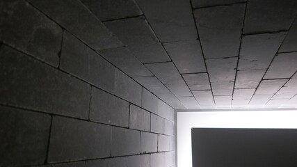 램프가 빛나고 있는 인테이어 벽돌벽