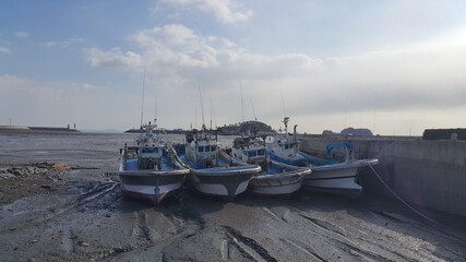 Fototapeta premium 바닷가 밀물에 정박된 어선