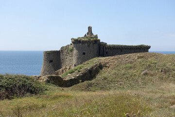 Fototapeta na wymiar Vue extérieure du vieux château sur l'ile d'yeu