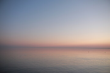 Obraz premium beautiful sunrise early morning sun on the seaside
