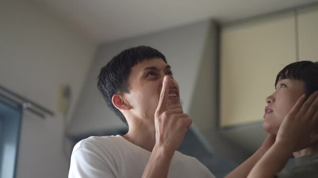 上の階の騒音に悩むカップル
