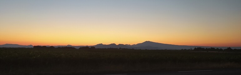 Obraz premium Lever de soleil sur le Mont-Ventoux et les Dentelles de Montmirail Provence