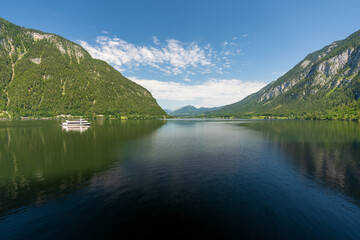 Hallstätter See mit Touristenschiff