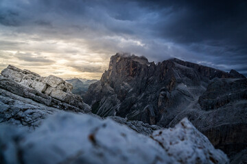 Dramatischer Sonnenuntergang Dolomiten, Brenta