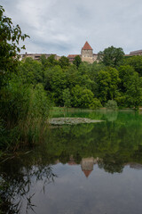Fototapeta na wymiar Burg Burghausen über Wöhrsee mit Wolken im Sommre