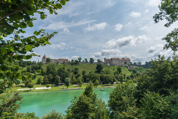 Burg Burghausen über Wöhrsee mit Wolken im Sommre