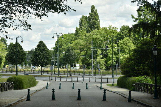 Pieux m&eacute;talliques barrant la route aux v&eacute;hicules &agrave; l'entr&eacute;e du parc de Woluwe &agrave; Woluwe-St-Pierre