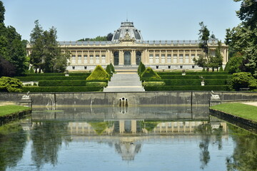 Fototapeta na wymiar L'imposant musée National de l'Afrique Central avec son jardin français et ses escaliers en cascade se reflétant dans l'étang inférieur au parc de Tervuren à l'est de Bruxelles