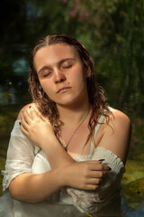 Naklejka premium woman with white dress near stream of water