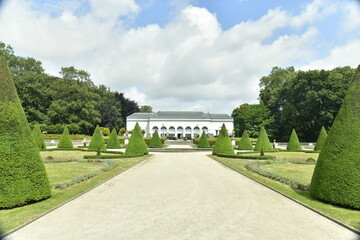 Obraz premium L'allée principale entre les haies en cône vert l'orangerie du château des Trois Fontaines à Vilvoorde 