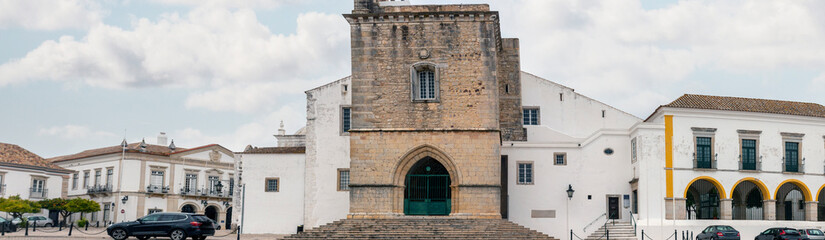 Fototapeta na wymiar Church of Se, Faro - Portugal
