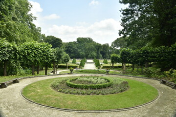 L'un des parterres de fleurs circulaires au jardin français du domaine des Trois Fontaines à Vilvoorde