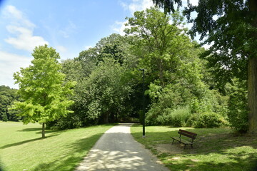 Coin de repos en face de la grande pelouse du parc des Trois Fontaines à Vilvoorde 