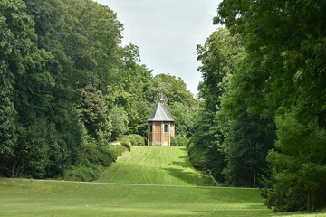 Fototapeta na wymiar Tout au bout de l'immense pelouse au parc des Trois Fontaines ,la chapelle Lendrik à Vilvoorde
