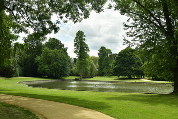 Le grand étang du parc des Trois Fontaines à Vilvoorde sous un ciel gris et couvert