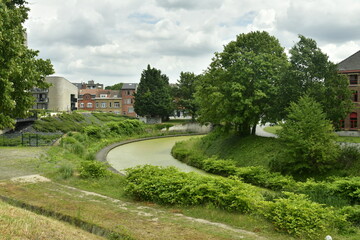 La Senne traversant un ancien site industriel transformé en parc à Vilvoorde