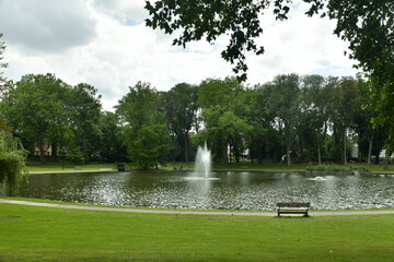 L'étang principal avec sa fontaine au parc Hanssens à Vilvoorde