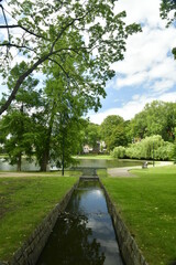 Petit canal décoratif avec mini-cascades d'eau au parc Hanssens à Vilvoorde 