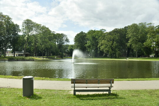 Coin de repos au face de l'&eacute;tang au parc Hanssens &agrave; Vilvoorde 