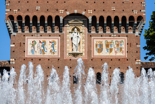 Milano Castello Sforzesco e fontana