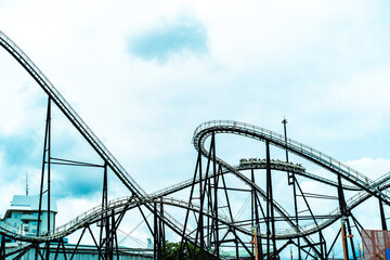 ジェットコースター。大きい。日本の有名なレジャー施設。観光。