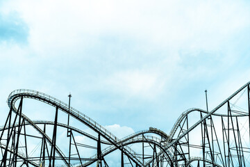 ジェットコースター。大きい。日本の有名なレジャー施設。観光。