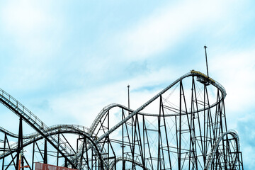 ジェットコースター。大きい。日本の有名なレジャー施設。観光。