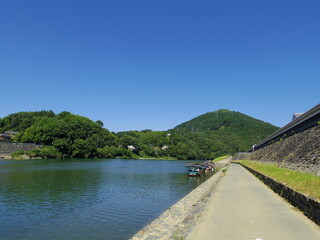 Fototapeta premium 夏の肱川ととみす山（愛媛県大洲市）