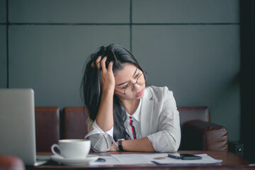 business woman she is stressed Because of the epidemic, the company's sales declined.