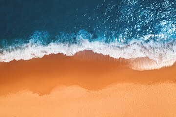 Luftaufnahme von der Drohne des Sandstrandes mit türkisfarbenen Meereswellen mit Kopierraum für Text