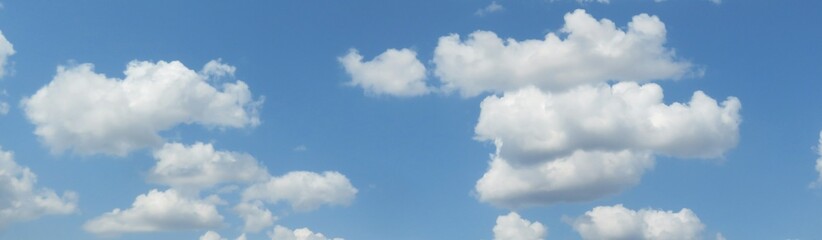 Obraz premium White fluffy clouds in blue sky background
