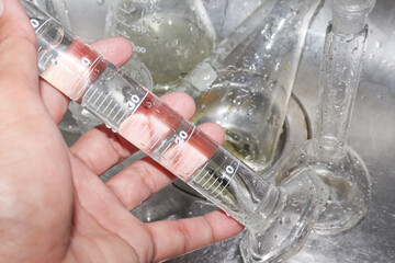 Clean the chemical glass
