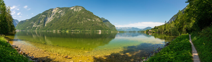 Fototapeta na wymiar Hallstätter See Panorama mit Wanderweg