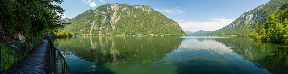 Fototapeta na wymiar Hallstätter See Panorama mit Wander / Fahrradweg