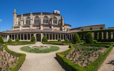 Obraz premium Marmande (Lot et Garonne, France) - Vue panoramique des jardins du cloître et de l'église Notre Dame