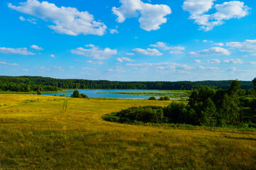 Fototapeta na wymiar Piękny widok na stare jezioro w sercu Warmii. 