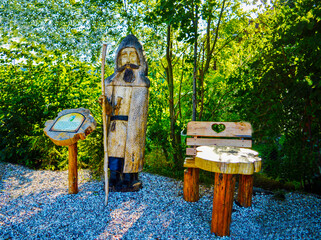 Drewniany posąg rycerza w miejscowości Stary Olsztyn - obrazy, fototapety, plakaty